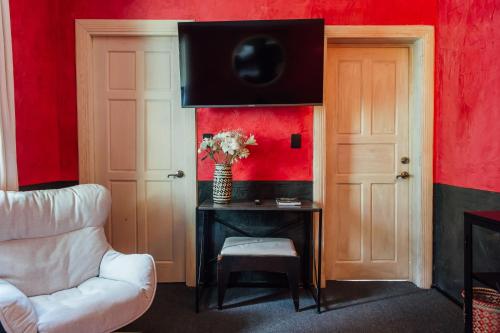 a living room with a chair a table and a tv at Maison du comte in Mexico City