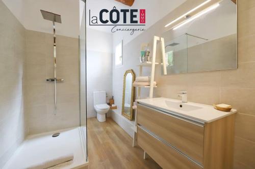 une salle de bain avec un lavabo, des toilettes et une douche dans l'établissement Le Verdon, à Martigues
