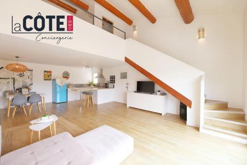 un salon avec un canapé blanc et une table dans l'établissement Le Verdon, à Martigues