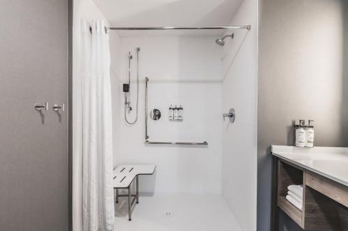 Koupelna v ubytování Staybridge Suites - Dawson Creek by IHG