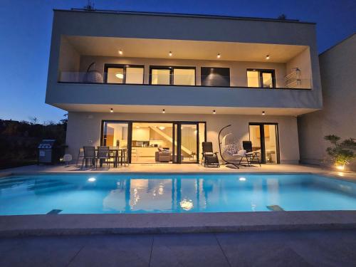 Chandra villa, stylish seaside stay with private salt 10 m pool