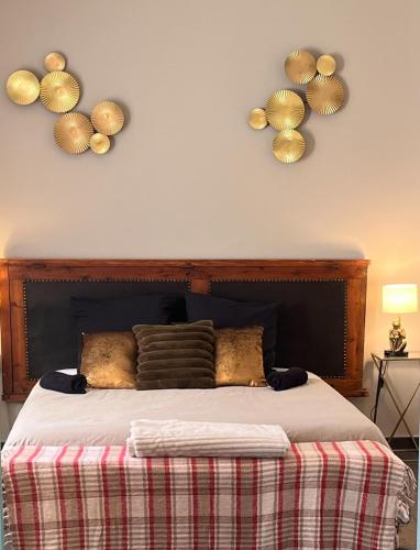 a bedroom with a bed with four plates on the wall at Proche Avignon au calme in Les Angles Gard