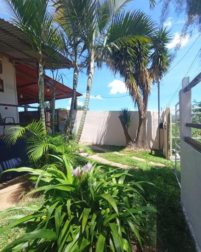 Taman di luar Hostel do Gui