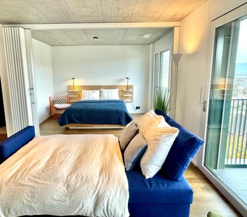 una camera con un letto e un divano blu di Studio 111 - Blue ad Aarau