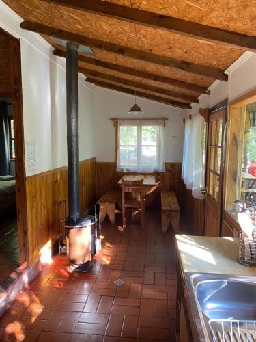 a kitchen with a stove in the middle of a room at Cabañas Parque Almendro in San José de Maipo