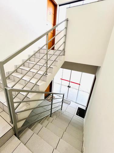 Una escalera de caracol en un edificio con una ventana. en Apartamento amplo e próximo à UNESP, en Botucatu