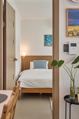 a bedroom with a bed and a table at Banwoldang Stn 3min, 2F 4pm & 3F 8pm Check-in, Table for 6, Hotel bedding, Luggage Storage in Daegu
