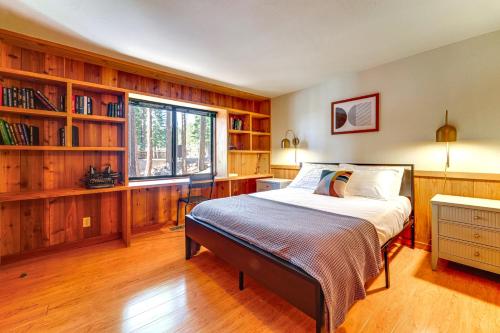 1 dormitorio con 1 cama en una habitación con estanterías en 4 Mi to Lake Tahoe Family Cabin with 3 Decks!, en Tahoe Vista