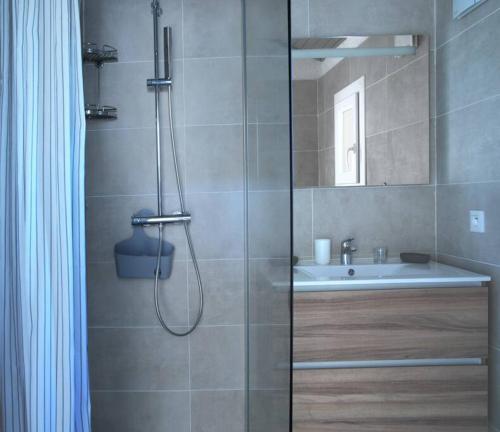 une salle de bain avec douche et lavabo dans l'établissement Villa Cosy, 75m2, climatisé, 200m plage, parking, à Lecci