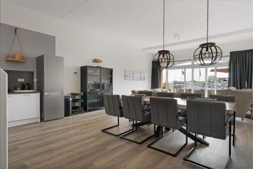 a kitchen and dining room with a table and chairs at Kabbelaarsbank 503 - Port Marina Zélande in Ouddorp