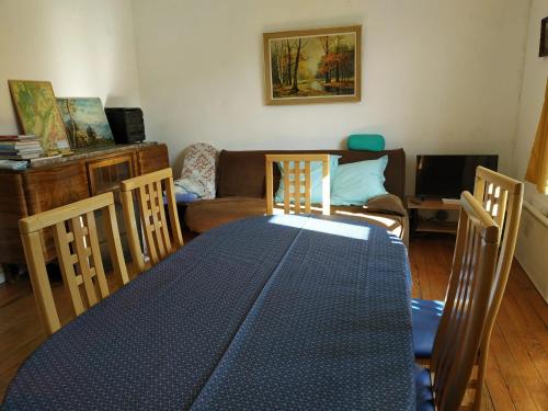 salon ze stołem i kanapą w obiekcie Maison charmante à Sainte-Agnés w mieście Sainte-Agnès