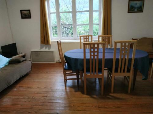 jadalnia z niebieskim stołem i krzesłami w obiekcie Maison charmante à Sainte-Agnés w mieście Sainte-Agnès