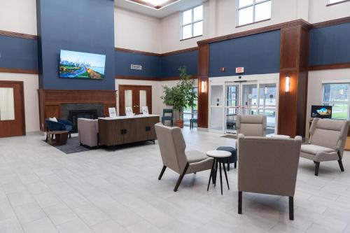 a lobby with a table and chairs and a fireplace at La Quinta by Wyndham Bannockburn-Deerfield in Bannockburn