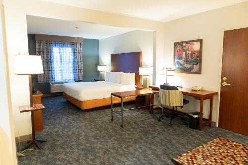 a hotel room with a bed and a desk at La Quinta by Wyndham Bannockburn-Deerfield in Bannockburn