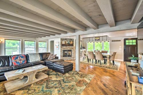 Posezení v ubytování Lake Front Enfield Home with Deck & Boat Dock!