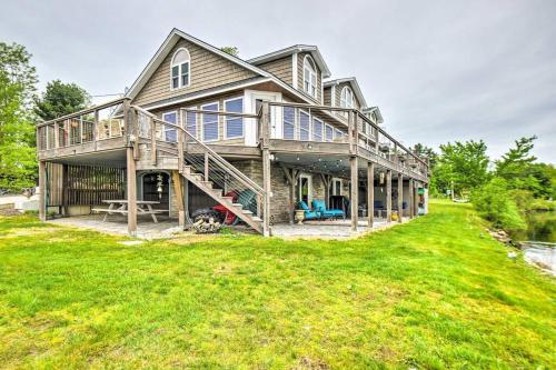 Zahrada ubytování Lake Front Enfield Home with Deck & Boat Dock!
