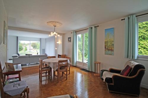 un salon avec une table et des chaises dans l'établissement Dominant l'etang, à Compreignac