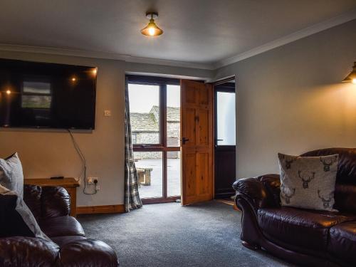 ベイクウェルにあるTom Wragg Suite - Uk40248のリビングルーム(革張りのソファ2台、テレビ付)