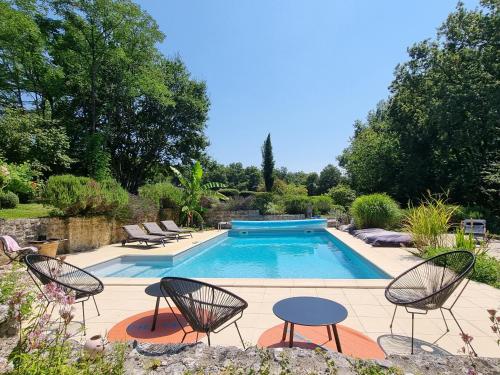 Πισίνα στο ή κοντά στο La Loge du Grand Cèdre, gîte de charme