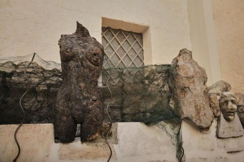 a statue of a dog on the side of a building at Chez Liart 2 in Fasano