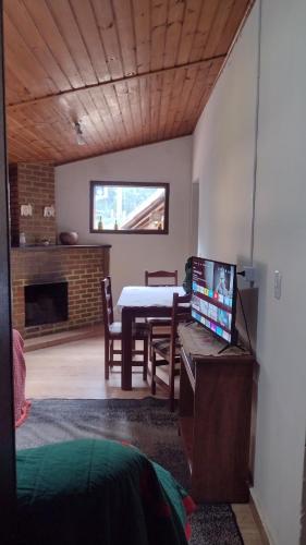 Un televizor și/sau centru de divertisment la Casa da Cíntia