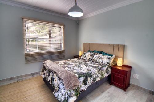 Postel nebo postele na pokoji v ubytování Blessed at Bay Spekboom self catering cottage