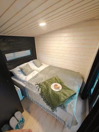 Lapland Riverside, Landscape Cabin 8, KUUKKELI, Ylläs, Tiny Home with Sauna, Fireplace, Terrace, BBQ, Wifi, Ski, Fishing, Pets OK