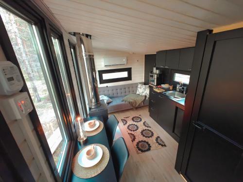 アカスロンポロにあるLapland Riverside, Landscape Cabin 8, KUUKKELI, Ylläs, Tiny Home with Sauna, Fireplace, Terrace, BBQ, Wifi, Ski, Fishing, Pets OKのキッチン付きの小さな家の内側の景色を望めます。