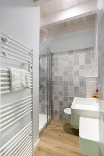 une salle de bain avec une douche, des toilettes et un lavabo dans l'établissement La Mouline, à Auterive