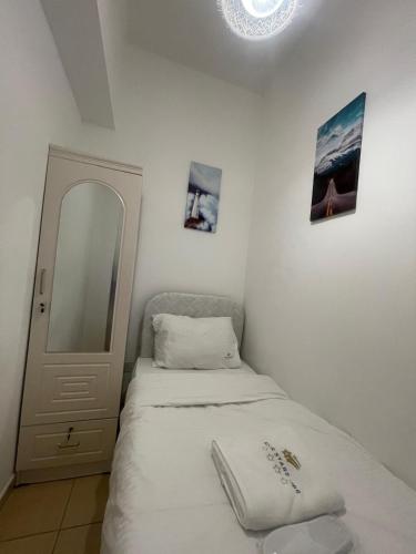 En eller flere senge i et værelse på Four Stars Dubai Marina JBR