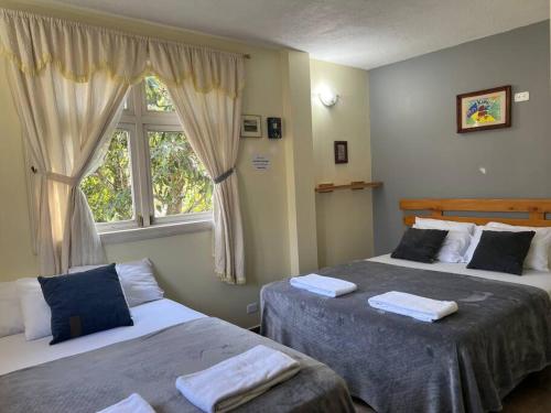 ein Schlafzimmer mit zwei Betten und einem Fenster in der Unterkunft Charming apartment 2 bedroom 2 bath in Baños