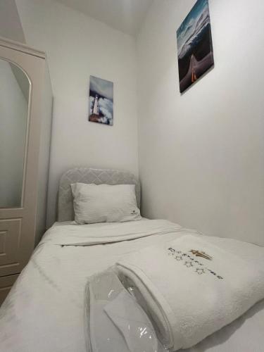 En eller flere senge i et værelse på Four Stars Dubai Marina JBR