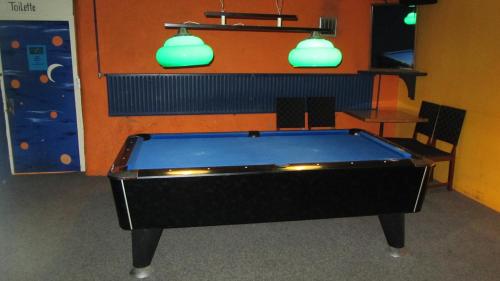 Ein Billardtisch in der Unterkunft Restaurant Felsenburg