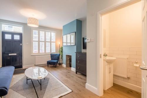 a living room with a couch and a table at Beautiful 2bed Central Home in Cambridge