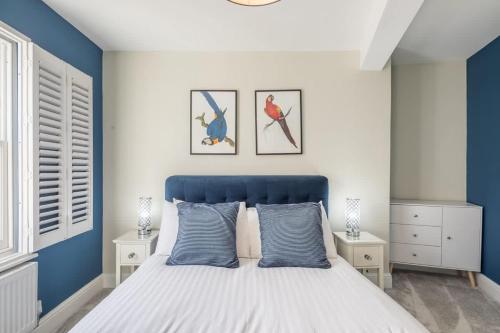 a bedroom with blue and white walls and a bed at Beautiful 2bed Central Home in Cambridge