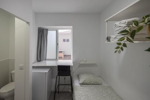 Mol-Terrace, En-Suite Bathroom, Fridge & TV