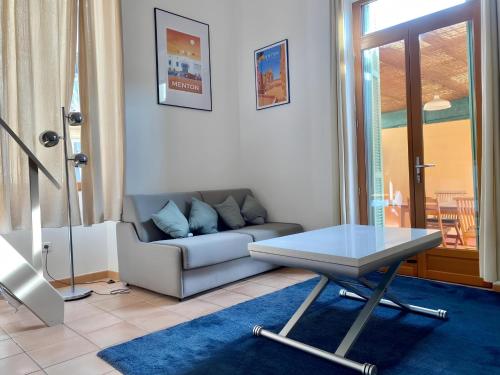 un salon avec un canapé et une table en verre dans l'établissement Appartement terrasse centre,, à Menton