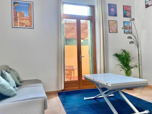 un salon avec un canapé et une table dans l'établissement Appartement terrasse centre,, à Menton