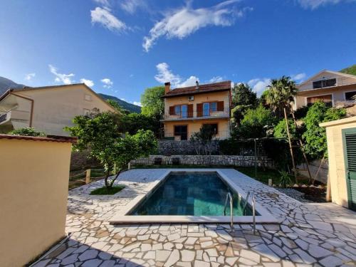 ein Haus mit einem Swimmingpool vor dem Haus in der Unterkunft Pool House Risan in Risan