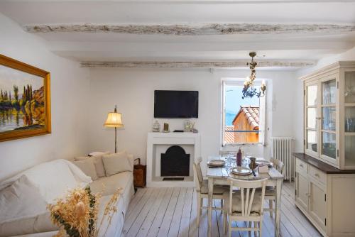 un salon avec un canapé et une table dans l'établissement Au vieux château, atypique vue mer, à Menton