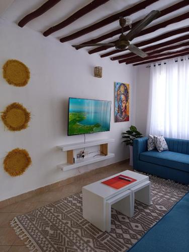 TV a/nebo společenská místnost v ubytování Barizieum Nest 3BR Villa,Diani