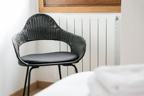 a black chair sitting in a corner of a room at Quinta de São Martinho Visconde do Penedo in Soengas