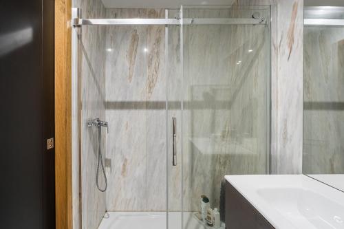 a shower with a glass door in a bathroom at Quinta de São Martinho Visconde do Penedo in Soengas