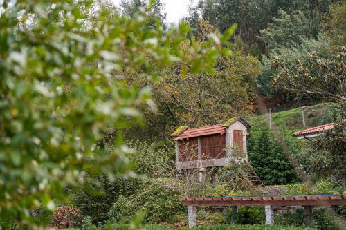 a small house in the middle of a garden at Quinta de São Martinho Visconde do Penedo in Soengas