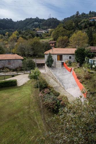 an aerial view of a house with a yard at Quinta de São Martinho Visconde do Penedo in Soengas