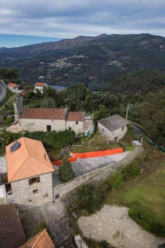 an aerial view of a village with buildings and trees at Quinta de São Martinho Visconde do Penedo in Soengas