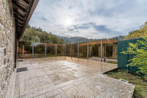 a glass house with a view at Quinta de São Martinho Visconde do Penedo in Soengas