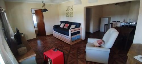 ein Wohnzimmer mit einer Couch und einem Sessel in der Unterkunft Santa Elena Casa de Campo in Federación