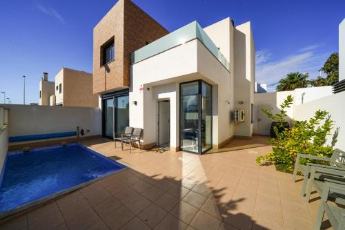 Villa con piscina a 700 m de la playa en San Pedro ALQ-M002