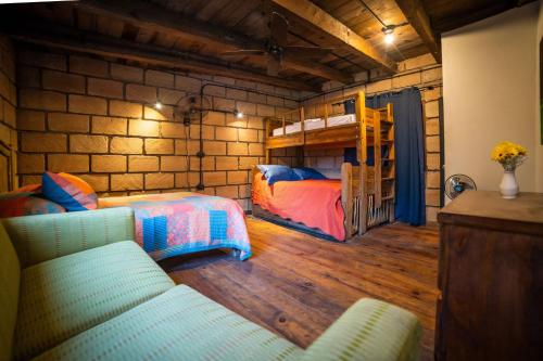 a bedroom with two bunk beds and a couch at Tierra Cielo y SoLuna - Cabaña Casona in Santiago